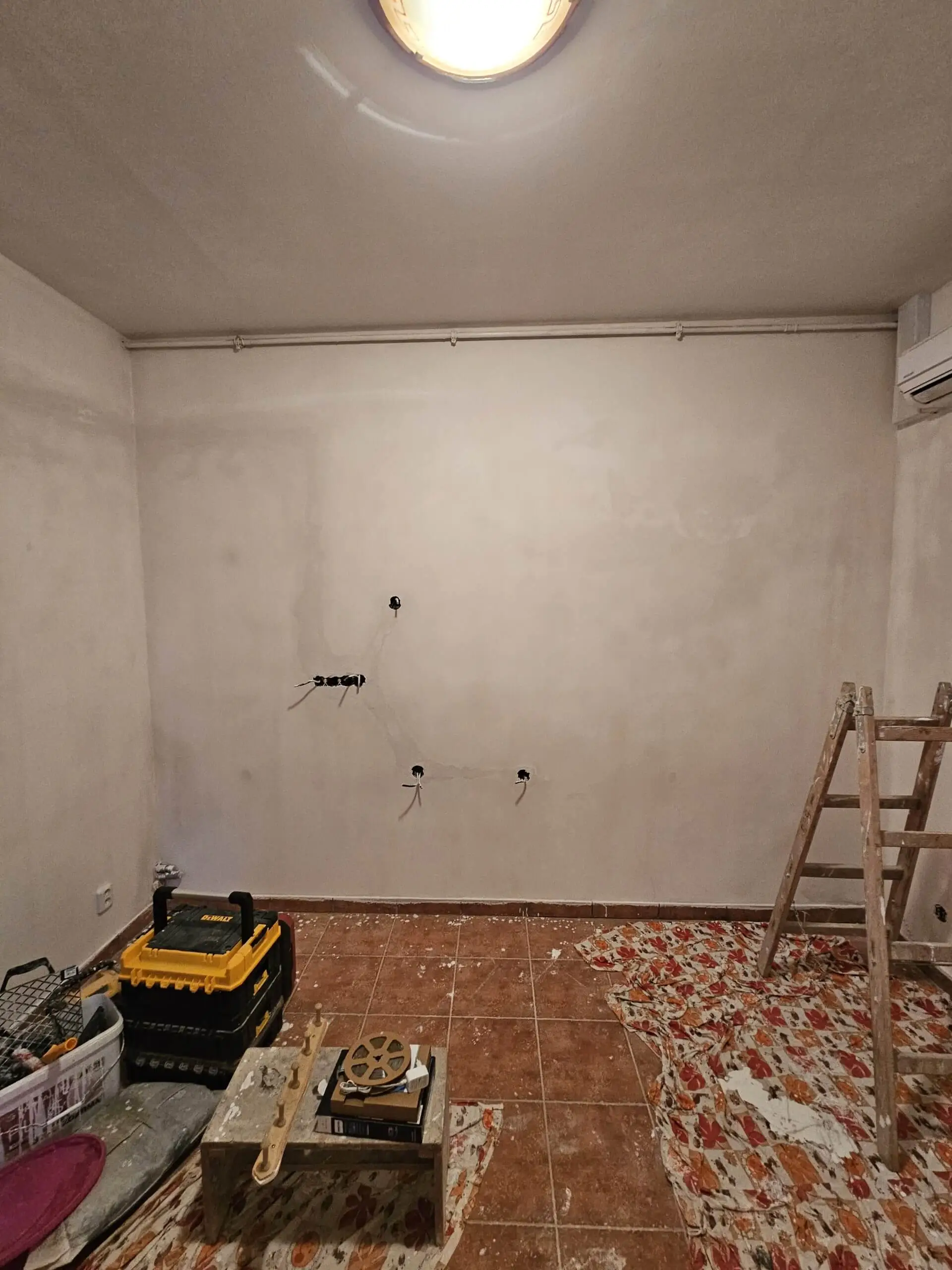 Stěnu jsme vymalovali